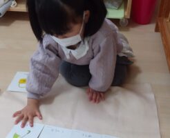 Step3(年少クラス)リトミックのあとのモンテソーリのお仕事